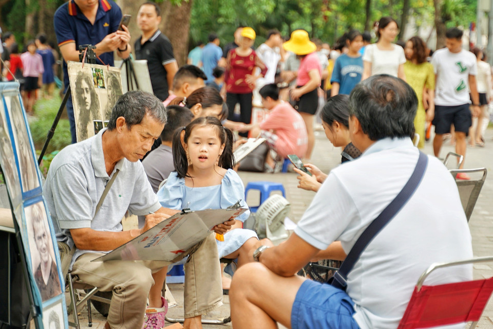 Dịp nghỉ lễ năm nay thu hút rất đông người dân và du khách đến tham quan và vui chơi ở các địa điểm công cộng của Thủ đô. (Ảnh: Khánh Hòa/TTXVN)