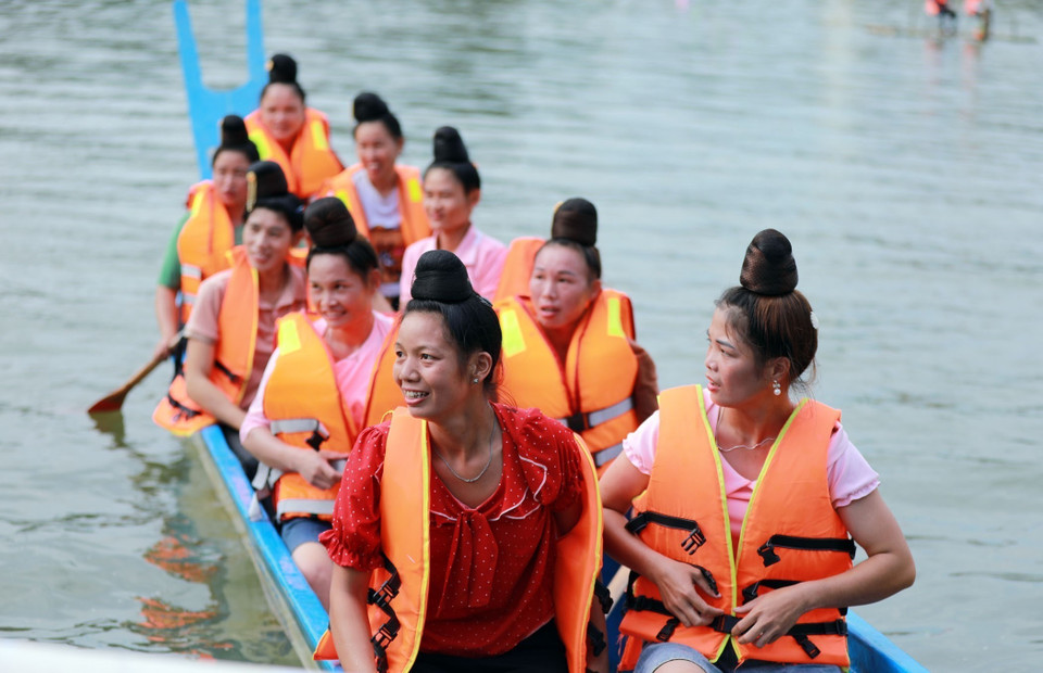 Các vận động viên nữ là các cô gái dân tộc Tây Bắc tham gia Giải Đua thuyền đuôi én năm 2023. (Ảnh: Quý Trung/TTXVN)