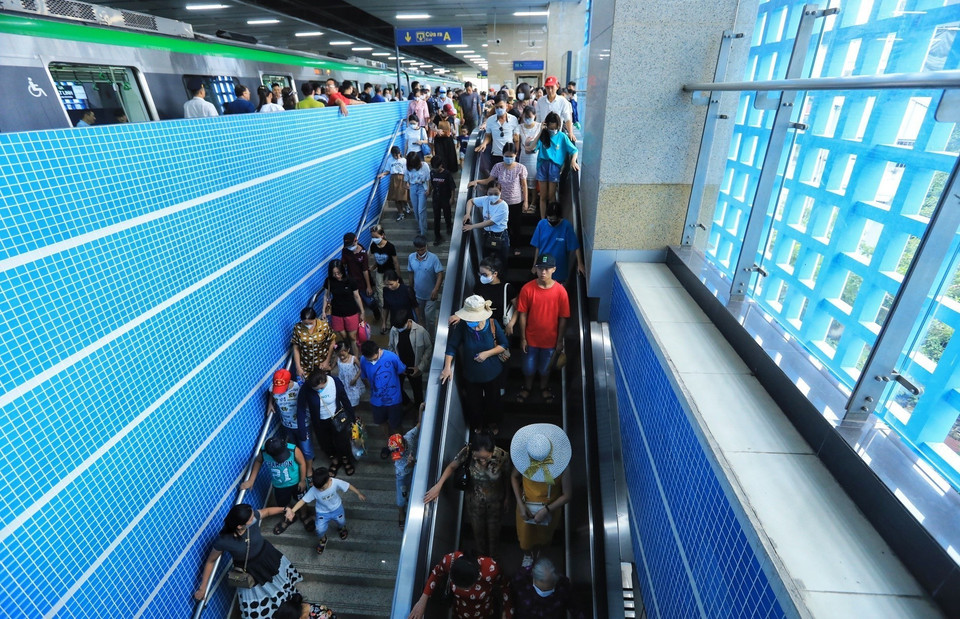 Lối lên xuống các nhà ga đều đông kín hành khách. (Ảnh: Tuấn Anh/TTXVN)