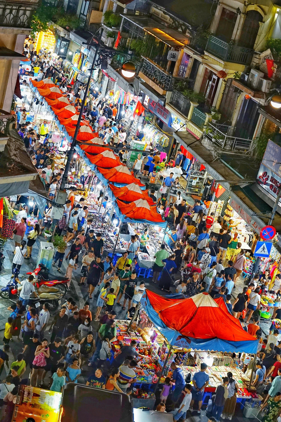 Chợ đêm Đồng Xuân cũng là môt địa điểm du khách không thể bỏ qua khi đến với Thủ đô dịp nghỉ Lễ 2/9. (Ảnh: Khánh Hòa/TTXVN)