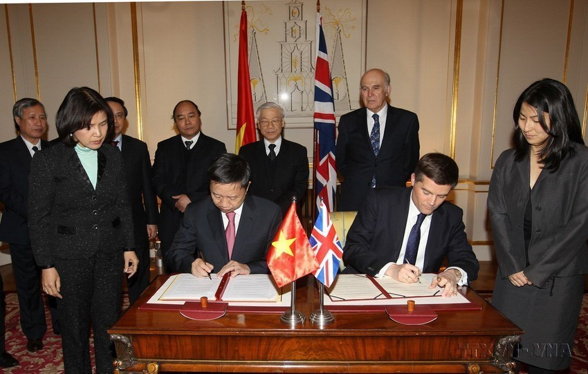 Tổng Bí thư Nguyễn Phú Trọng chứng kiến Lễ ký Bản ghi nhớ về trao đổi thông tin xuất nhập cảnh giữa Bộ Công an Việt Nam và Cơ quan Biên giới Liên hiệp Vương quốc Anh và Bắc Ireland trong chuyến thăm chính thức Vương quốc Anh năm 2013. (Ảnh: Trí Dũng/TTXVN)