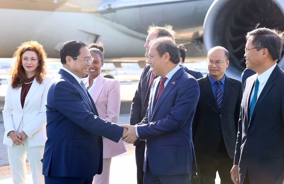 Đại sứ Việt Nam tại Hoa Kỳ Nguyễn Quốc Dũng đón Thủ tướng Phạm Minh Chính tại San Francisco. (Ảnh: Dương Giang/TTXVN)