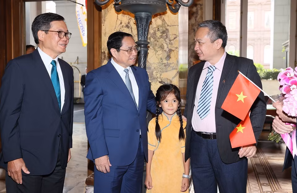 Tổng Lãnh sự Hoàng Anh Tuấn tại San Francisco, bang California đón Thủ tướng Phạm Minh Chính. (Ảnh: Dương Giang/TTXVN)