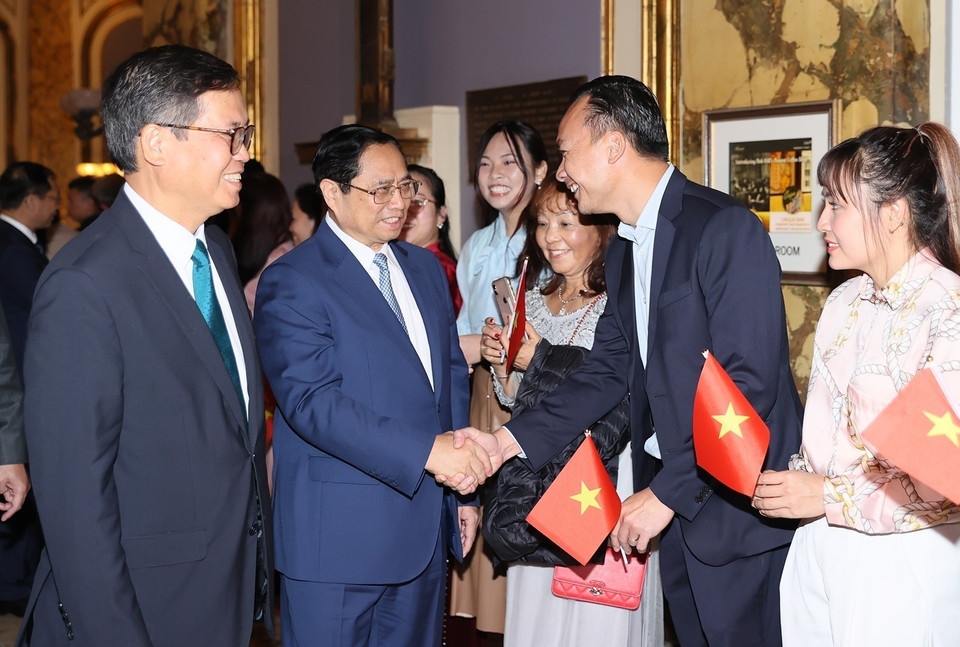 Đại diện cộng đồng người Việt Nam tại San Francisco, bang California đón Thủ tướng Phạm Minh Chính. (Ảnh: Dương Giang/TTXVN)