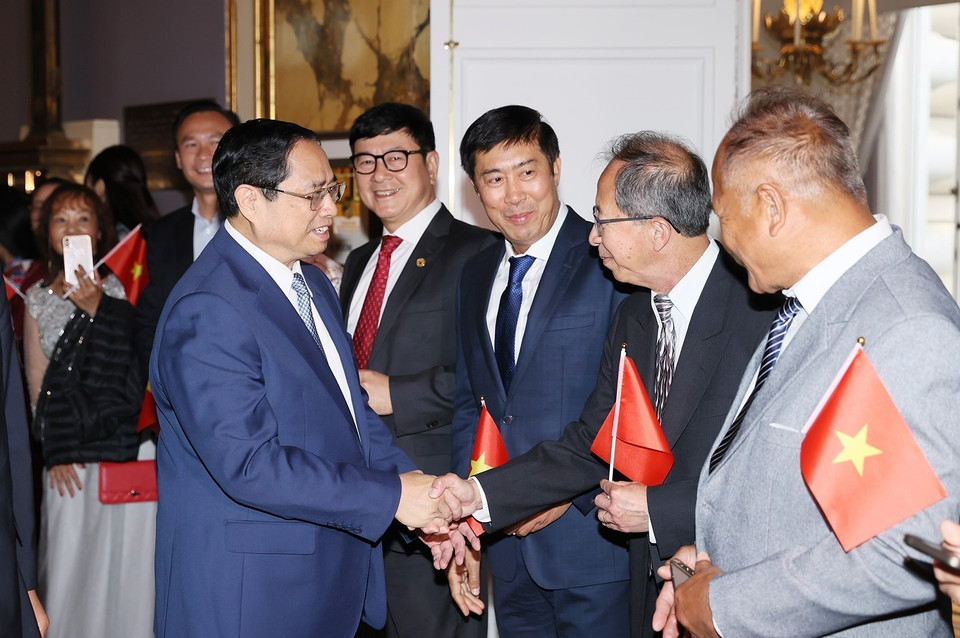 Đại diện cộng đồng người Việt Nam tại San Francisco, bang California đón Thủ tướng Phạm Minh Chính. (Ảnh: Dương Giang/TTXVN)