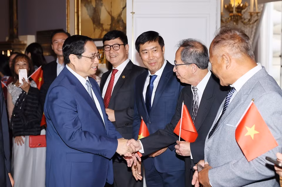 Đại diện cộng đồng người Việt Nam tại San Francisco, bang California đón Thủ tướng Phạm Minh Chính. (Ảnh: Dương Giang/TTXVN)