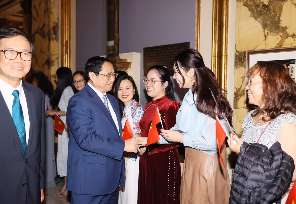 Đại diện cộng đồng người Việt Nam tại San Francisco, bang California đón Thủ tướng Phạm Minh Chính. (Ảnh: Dương Giang/TTXVN)