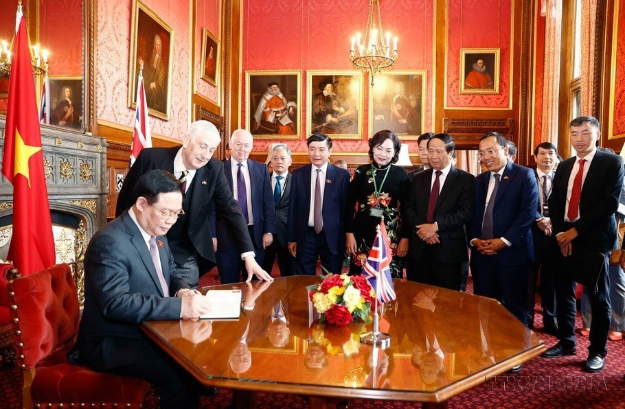 Chủ tịch Quốc hội Vương Đình Huệ ghi sổ vàng lưu niệm tại Hạ viện sau cuộc hội đàm với Chủ tịch Hạ viện Anh Lindsay Hoyle (London, 6/2022). (Ảnh: Doãn Tấn/TTXVN)