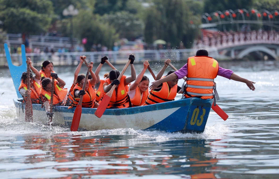 Các vận động viên nữ tham gia tranh tài Vòng Chung kết Giải Đua thuyền đuôi én năm 2023. (Ảnh: Quý Trung/TTXVN)