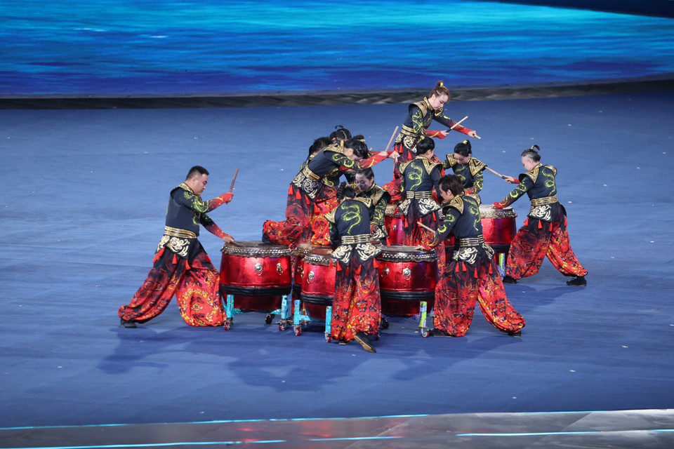 Tiết mục biểu diễn tại Lễ khai mạc Đại hội Thể thao châu Á-ASIAD 19 trên Sân vận động Olympic thành phố Hàng Châu (Trung Quốc). (Ảnh: Hoàng Linh/TTXVN)