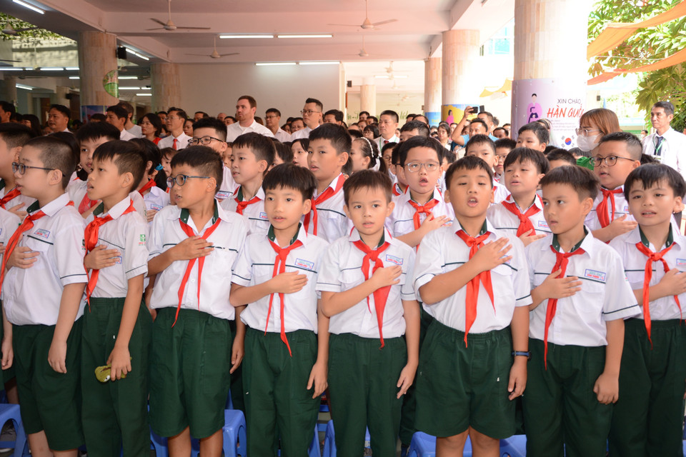 Các em học sinh Trường Đức Trí, Đà Nẵng chào cờ trong ngày Khai giảng. (Ảnh: Văn Dũng/TTXVN)