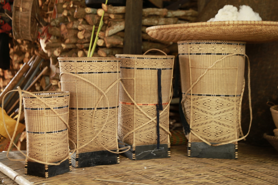 Các sản phẩm của nghệ nhân Đinh Đi đạt đến độ tinh xảo, mỹ thuật cao. (Ảnh: Quang Thái/TTXVN)