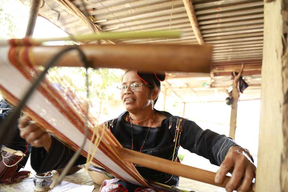 Với trình độ cũng như những đóng góp của mình, gia đình vợ chồng nghệ nhân là địa chỉ tin cậy thu hút các đoàn tham quan, nghiên cứu về nghề thủ công truyền thống của người Bahnar tìm đến. (Ảnh: Quang Thái/TTXVN)