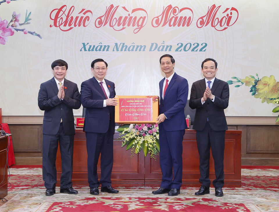 Chủ tịch Quốc hội Vương Đình Huệ tặng quà Tết cho Ban Thường vụ Thành uỷ Hải Phòng. (Ảnh: Doãn Tấn/TTXVN)