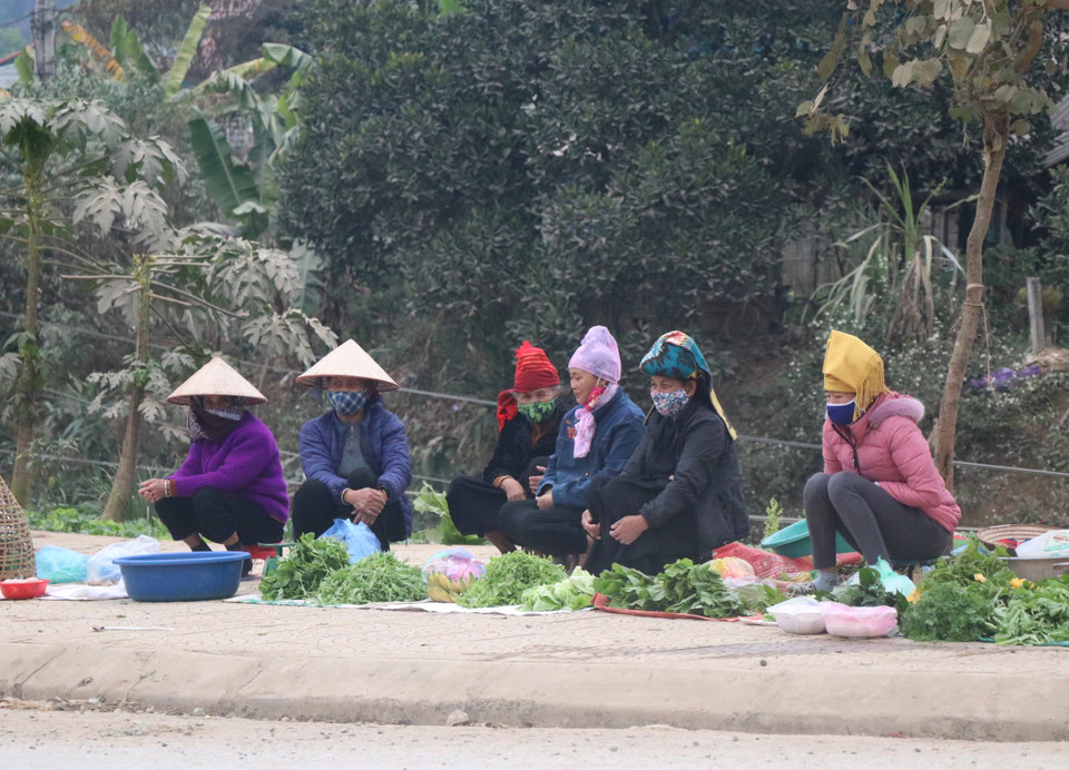 Người phụ nữ Mông ở điểm bản vùng cao Huổi Ké (xã Mường Pồn, huyện Điện Biên). (Ảnh: Xuân Tiến/TTXVN)