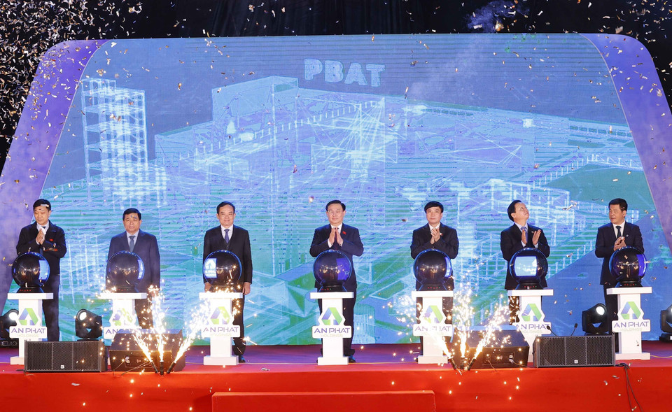 Chủ tịch Quốc hội Vương Đình Huệ và các đại biểu thực hiện nghi thức động thổ. (Ảnh: Doãn Tấn/TTXVN)