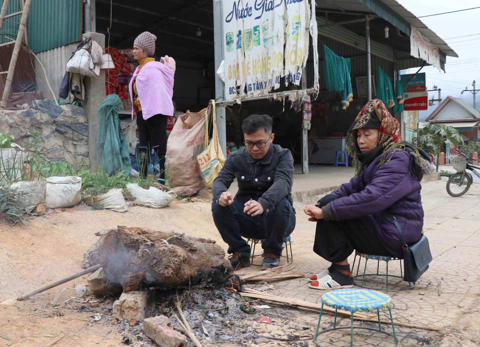 Người dân ở xã Mường Phăng (thành phố Điện Biên Phủ) thuộc khu vực ngoài lòng chảo Mường Thanh đốt lửa sưởi ấm lúc sáng sớm. (Ảnh: Xuân Tiến/TTXVN)