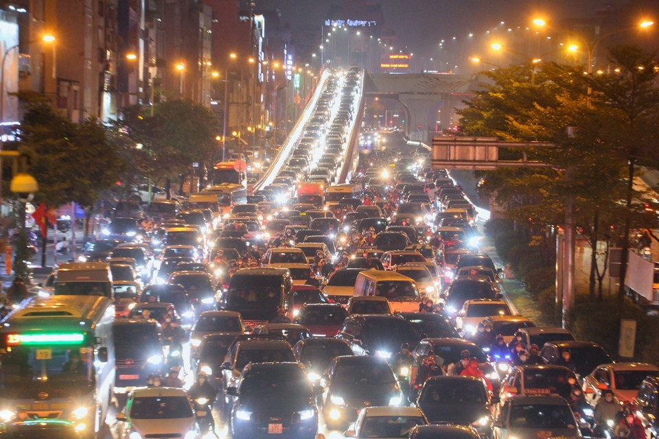 Tắc nghẽn kéo dài tại đường Trường Chinh tối 6/2. (Ảnh: Tuấn Đức/TTXVN)