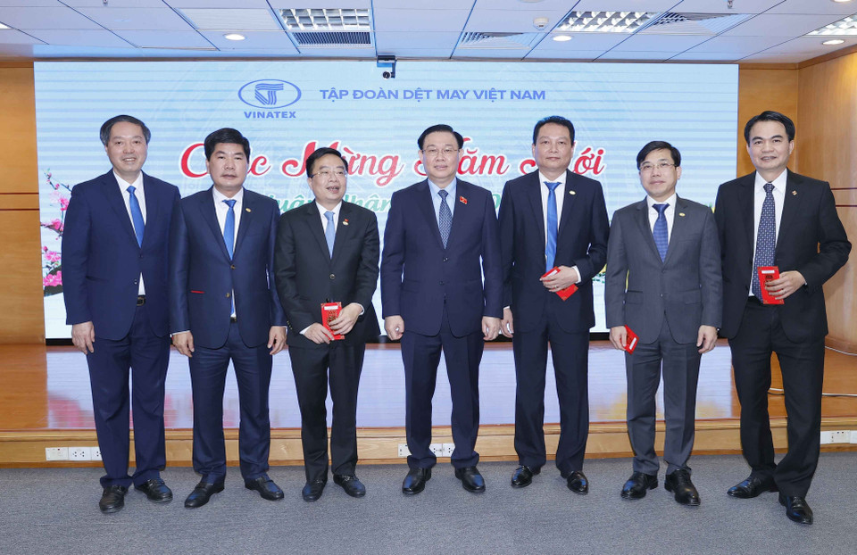 Chủ tịch Quốc hội Vương Đình Huệ với lãnh đạo Tập đoàn Dệt May Việt Nam. (Ảnh: Doãn Tấn/TTXVN)