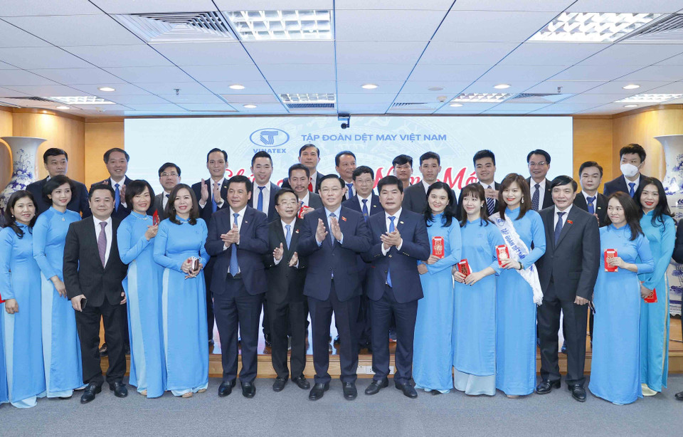 Chủ tịch Quốc hội Vương Đình Huệ với cán bộ, nhân viên Tập đoàn Dệt May Việt Nam. (Ảnh: Doãn Tấn/TTXVN)