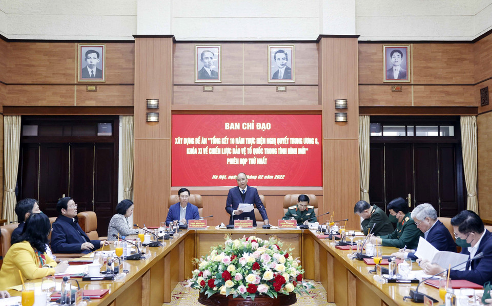Ngày 10/2, tại Hà Nội, ông Nguyễn Xuân Phúc, Ủy viên Bộ Chính trị, Chủ tịch nước, Chủ tịch Hội đồng Quốc phòng và An ninh, Thống lĩnh các lực lượng vũ trang, Trưởng Ban Chỉ đạo xây dựng Đề án 'Tổng kết 10 năm thực hiện Nghị quyết Trung ương 8 khóa XI về Chiến lược bảo vệ Tổ quốc trong tình hình mới' chủ trì Phiên họp thứ nhất của Ban Chỉ đạo. (Ảnh: Thống Nhất/TTXVN)