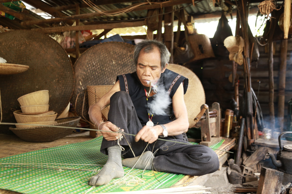 Dù đã bước qua tuổi tri mệnh chi niên nhưng vợ chồng anh Đinh Bi và chị Đinh Thị Hiền ở làng Kgiang, xã Kông Lơng Khơng, huyện Kbang (tỉnh Gia Lai) vẫn ngày ngày miệt mài với công tác gìn giữ, bảo tồn văn hóa của dân tộc Bahnar. (Ảnh: Quang Thái/TTXVN)