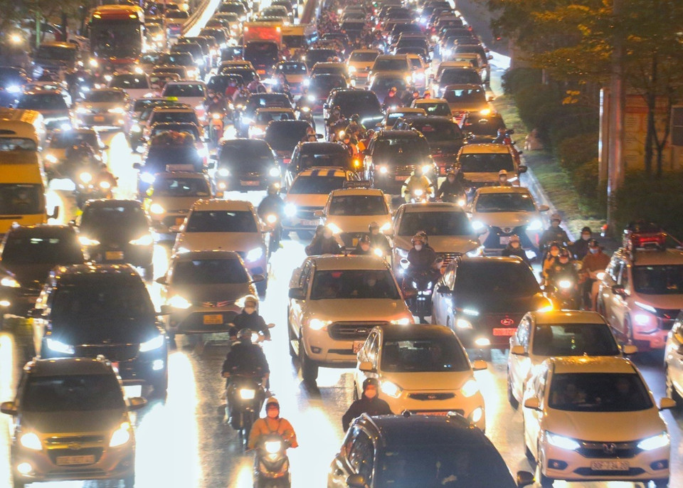 Tắc nghẽn kéo dài tại đường Trường Chinh tối 6/2. (Ảnh: Tuấn Đức/TTXVN)