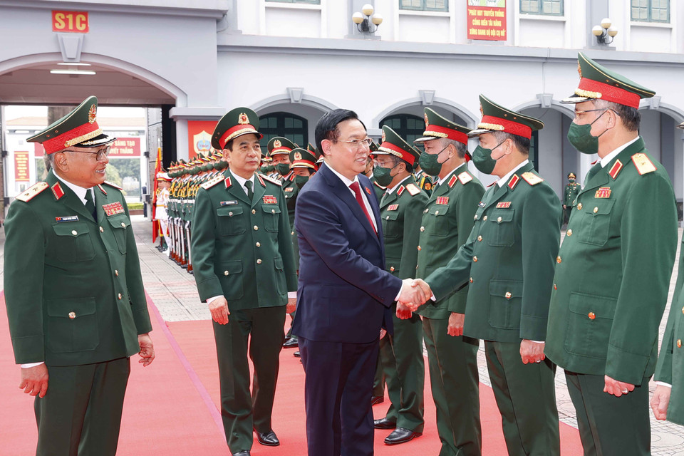 Nhân dịp Xuân Nhâm Dần 2022, chiều 7/2, tại Hà Nội, Chủ tịch Quốc hội Vương Đình Huệ đến thăm, làm việc và chúc Tết cán bộ, sỹ quan Tổng cục II, Bộ Quốc phòng. (Ảnh: Doãn Tấn/TTXVN)