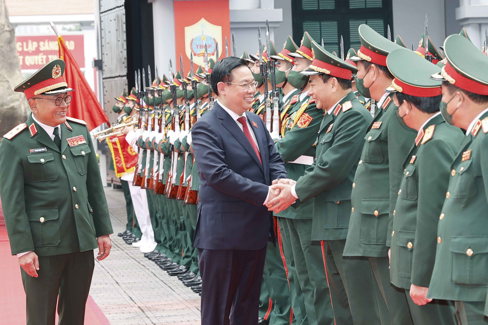 Chủ tịch Quốc hội Vương Đình Huệ với lãnh đạo, sỹ quan chỉ huy Tổng cục II. (Ảnh: Doãn Tấn/TTXVN)