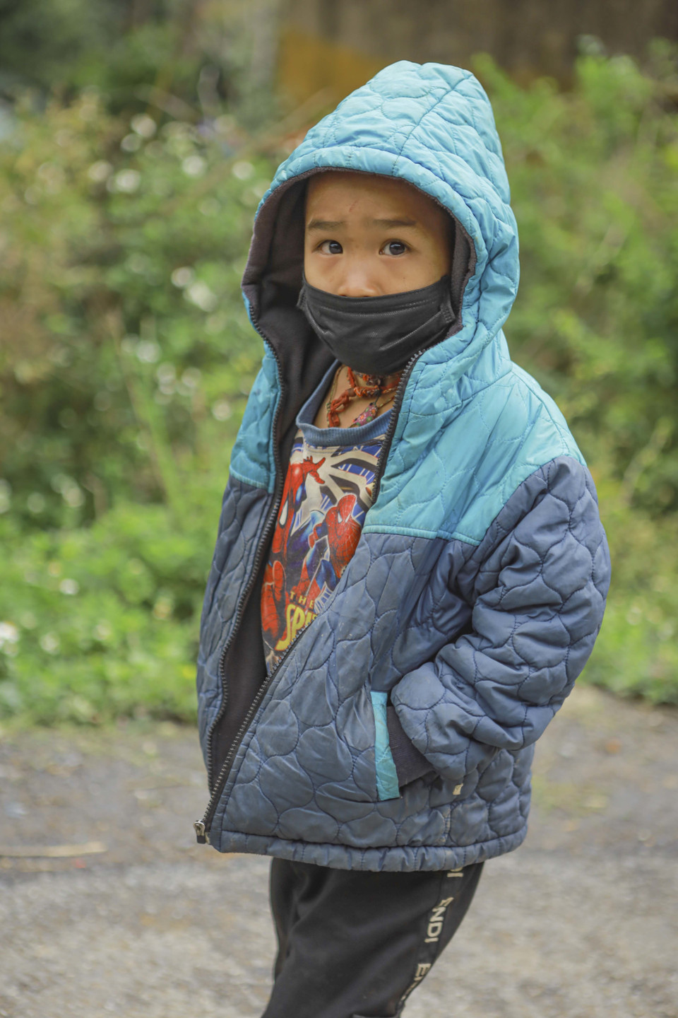 Trẻ em vùng cao Điện Biên co ro trong thời tiết giá rét. (Ảnh: Xuân Tư/TTXVN)