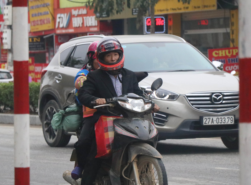 Gia đình người dân tộc Mông ở xã Pu Nhi (huyện Điện Biên Đông) trong trang phục mùa Đông xuống núi. (Ảnh: Xuân Tiến/TTXVN)