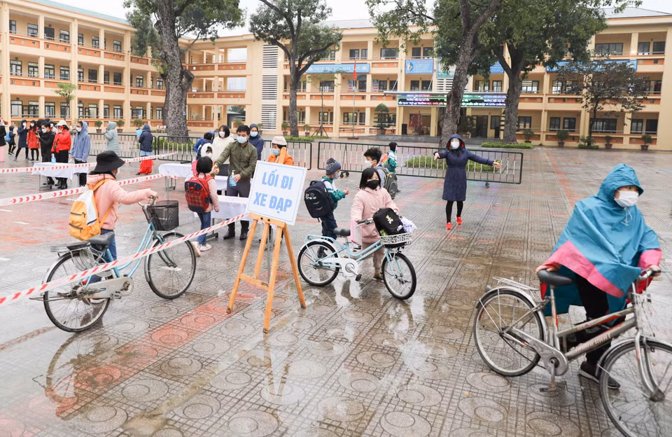 Học sinh trường Tiểu học Đa Tốn, huyện Gia Lâm tới trường trong sáng 10/2. (Ảnh: Thanh Tùng/TTXVN)