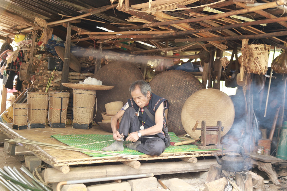 Nghệ nhân Đinh Đi (làng Kgiang, xã Kông Lòng Không, huyện Kbang, tỉnh Gia Lai) dù đã ở tuổi 65 nhưng đôi tay vẫn lanh lợi, đôi mắt sáng trau chuốt từng đường nan. (Ảnh: Quang Thái/TTXVN)