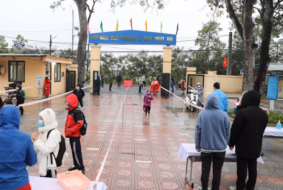 Công tác tổ chức phân luồng, phân công cán bộ đón tiếp học sinh ngay từ cổng trường được trường Tiểu học Đa Tốn, huyện Gia Lâm. (Ảnh: Thanh Tùng/TTXVN)