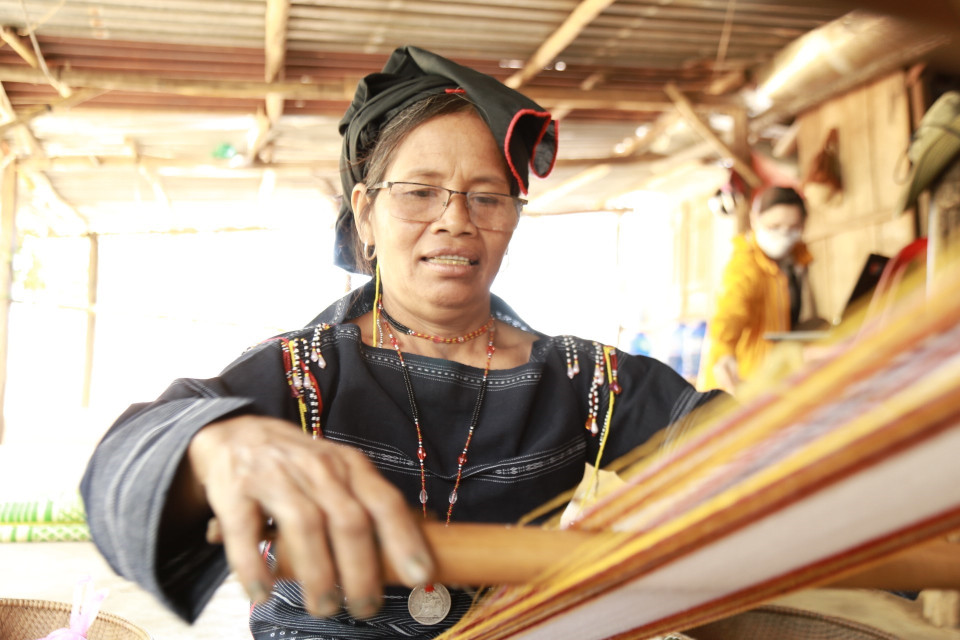 Tại bản làng nơi gia đình đôi vợ chồng nghệ nhân sinh sống vẫn luôn vang âm thanh kẽo kẹt của khung quay sợi, tiếng tí tách của tre, mây qua đôi bàn tay đã vằn vện những vết nhăn của thời gian. (Ảnh: Quang Thái/TTXVN)
