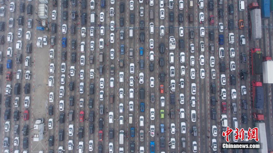 Nhiều người đã không thể đi làm ngay sau kỳ nghỉ Tết do bị kẹt lại ở đây. (Nguồn: Chinanews)