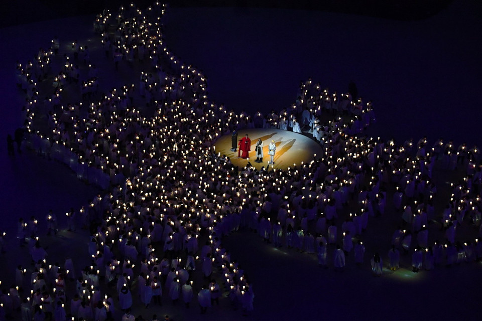 Các nghệ sỹ xếp hình chim bồ câu, biểu tượng cho khát vọng hòa bình tại lễ khai mạc Olympic PyeongChang 2018. (Nguồn: THX/TTXVN)