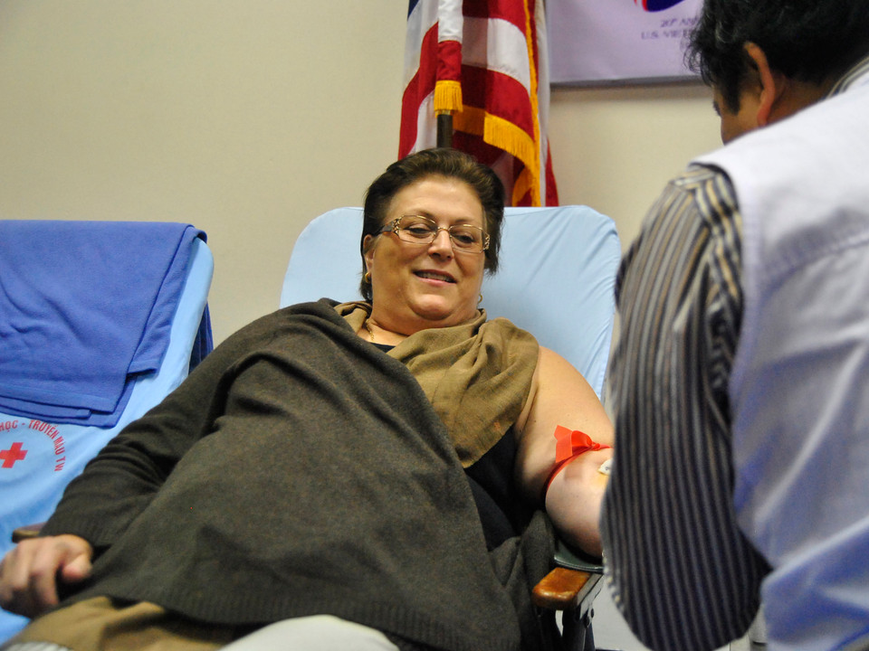 Bà Phó Đại sứ Claire Pierangelo cũng rất hồ hởi tham dự buổi hiến máu. (Ảnh: Võ Phương/Vietnam+)