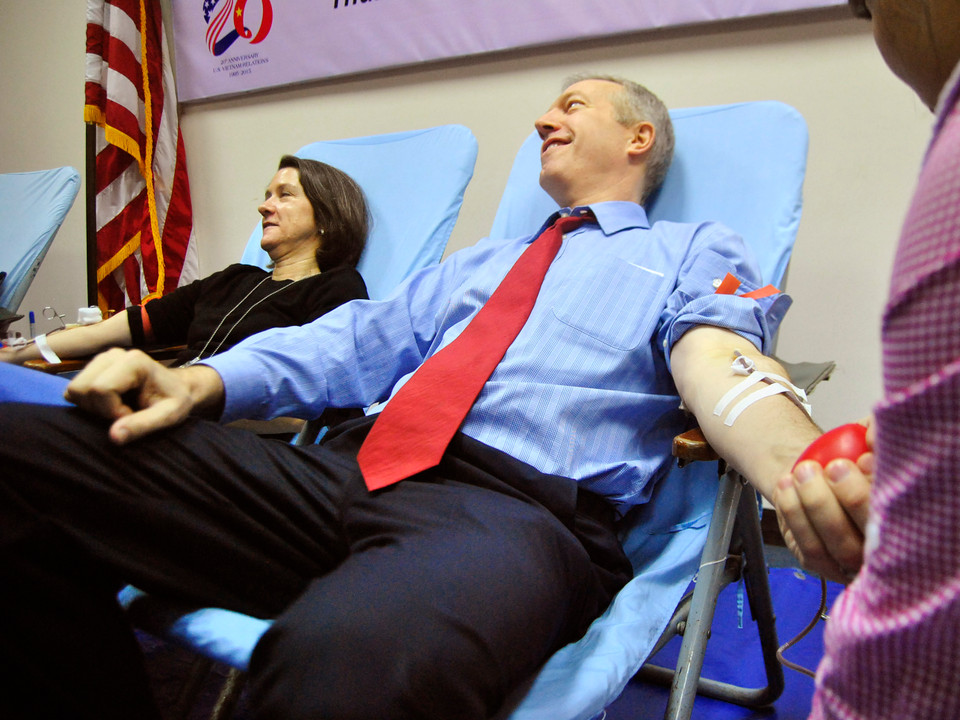 Ngài Đại sứ Hoa Kỳ tại Việt Nam-Ted Osius xung phong hiến máu đầu tiên. (Ảnh: Võ Phương/Vietnam+)