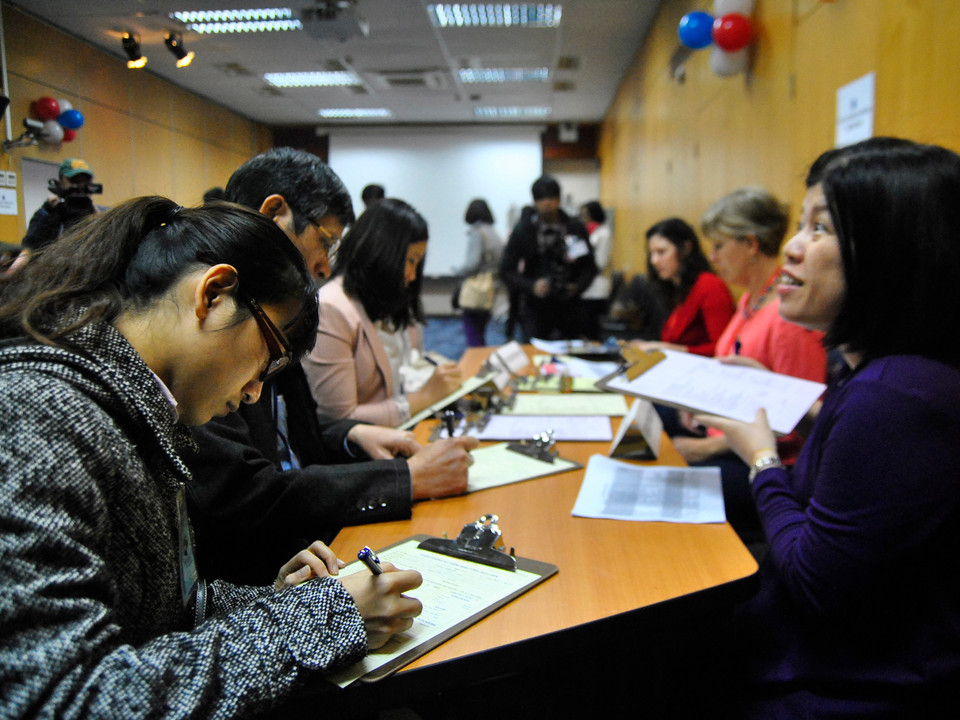 Rất đông người tình nguyện đã tới để đăng ký hiến máu. (Ảnh: Võ Phương/Vietnam+)