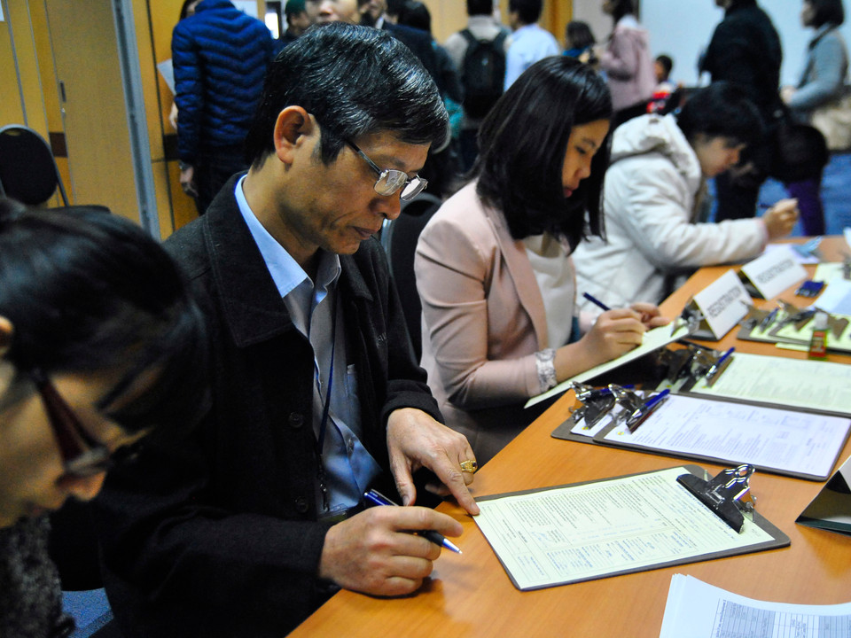 Thành phần tham gia hiến máu rất đa dạng. (Ảnh: Võ Phương/Vietnam+)