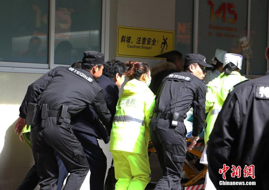 Lực lượng y tế cấp cứu người bị thương