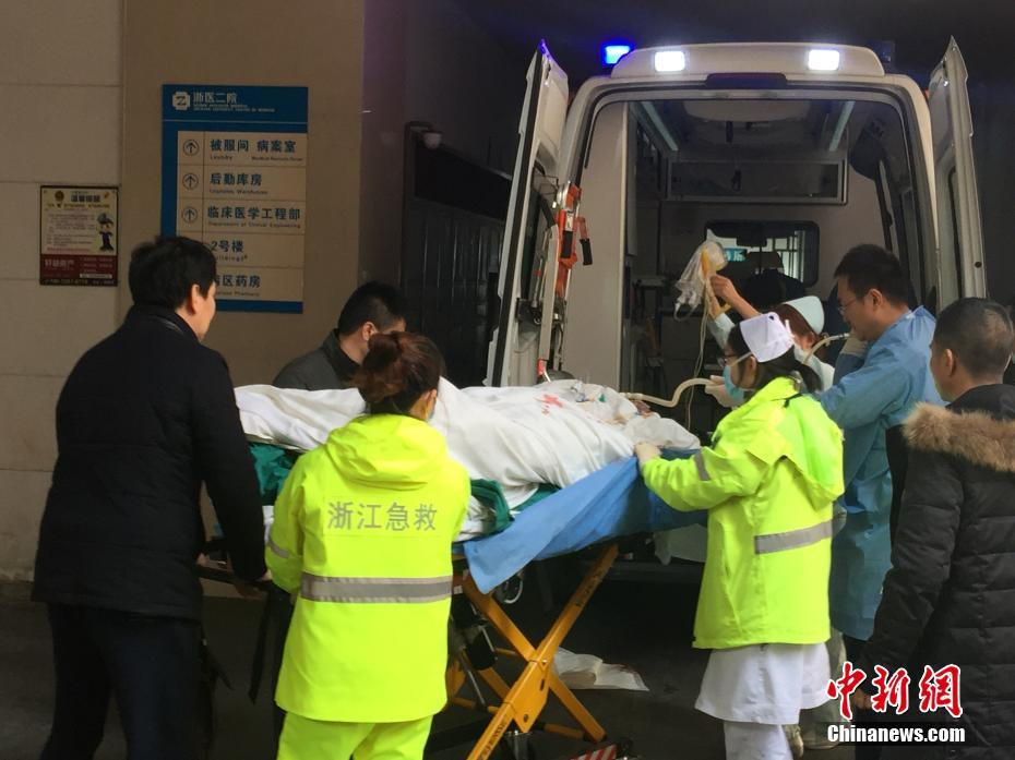 Lực lượng y tế cấp cứu người bị thương