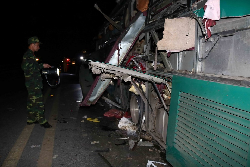 Hiện trường vụ nổ xe khách. (Ảnh: Thanh Thương/TTXVN)