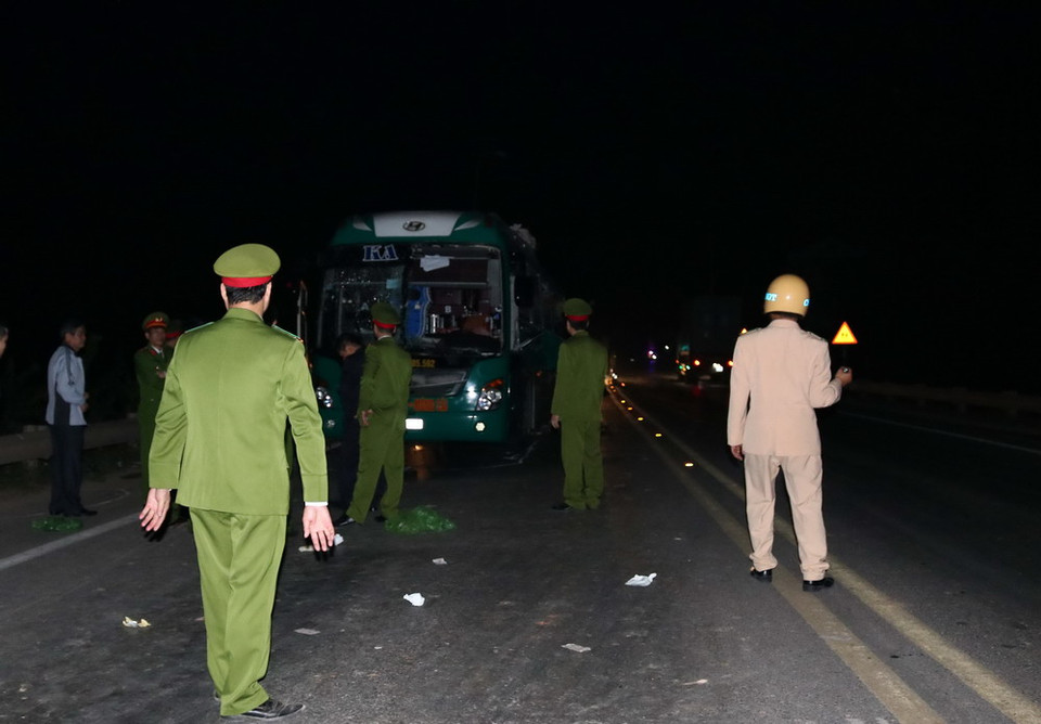 Lực lượng chức năng có mặt ngay tại hiện trường xử lý vụ nổ xe khách. (Ảnh: Thanh Thương/TTXVN)