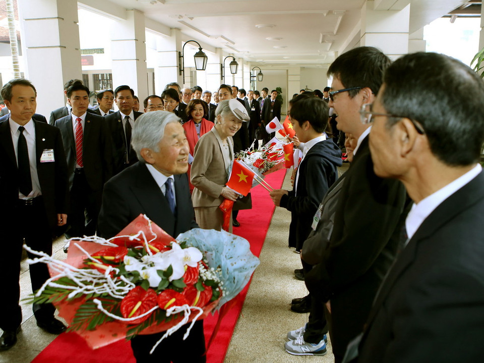 Quang cảnh lễ đón Nhà vua và Hoàng hậu tại Thủ đô Hà Nội. (Ảnh: Nguyễn Dân/TTXVN)