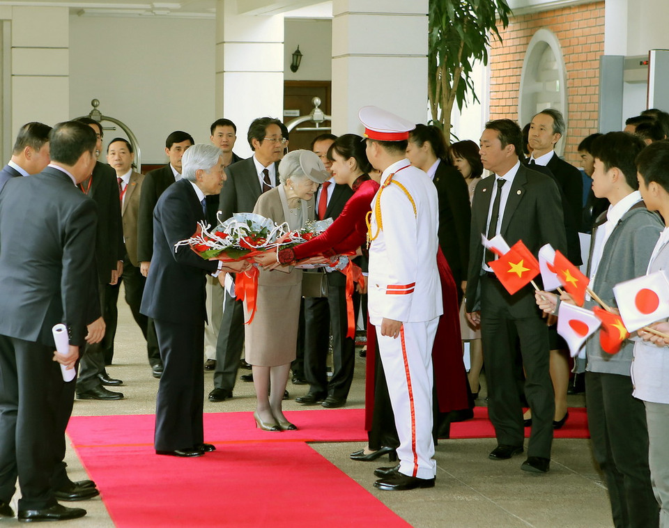 Quang cảnh lễ đón Nhà vua và Hoàng hậu tại Thủ đô Hà Nội. (Ảnh: Nguyễn Dân/TTXVN)