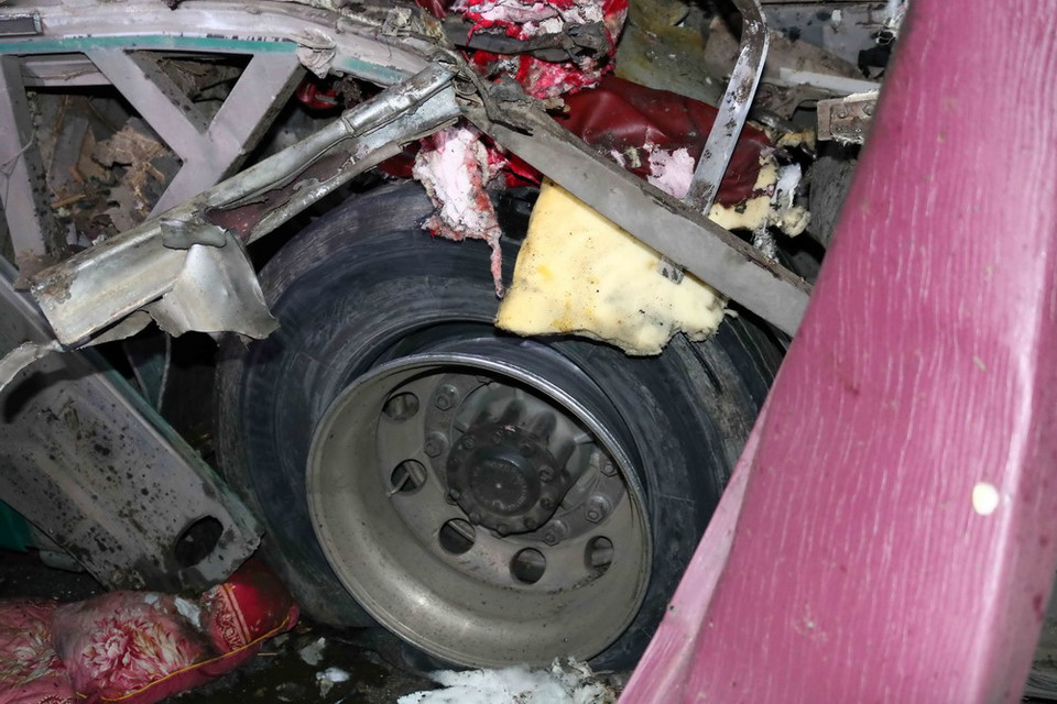 Lốp sau xe bị nổ. (Ảnh: Thanh Thương/TTXVN)