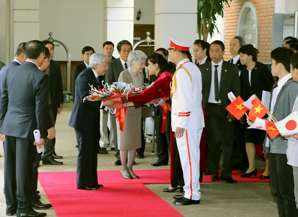 Quang cảnh lễ đón Nhà vua và Hoàng hậu tại Thủ đô Hà Nội. (Ảnh: Nguyễn Dân/TTXVN)