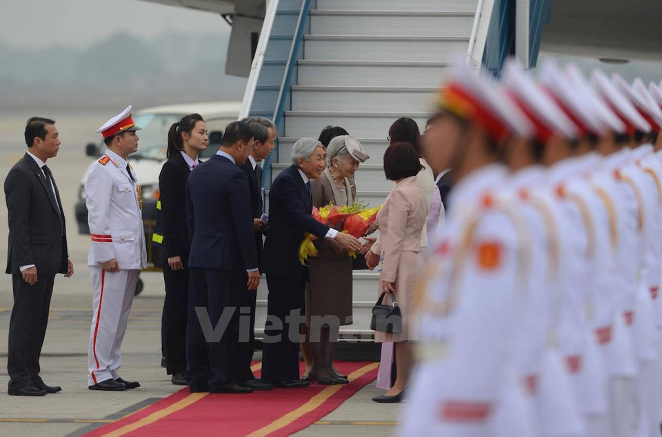 Đúng 15 giờ 10 chiều 28/2, chuyên cơ chở Nhà ​Vua và Hoàng hậu Nhật Bản hạ cánh xuống sân bay Nội Bài, bắt đầu chuyến thăm chính thức Việt Nam. (Ảnh: PV/Vietnam+)